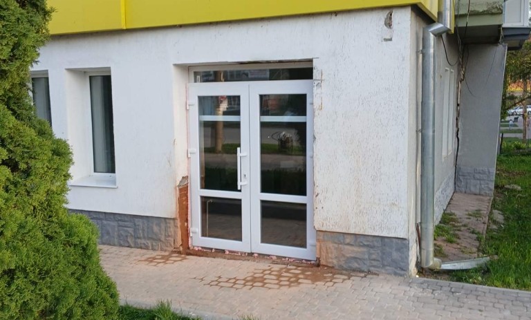 Продаж_нежитлові приміщення в центрі селища Гусятин Тернопільської області