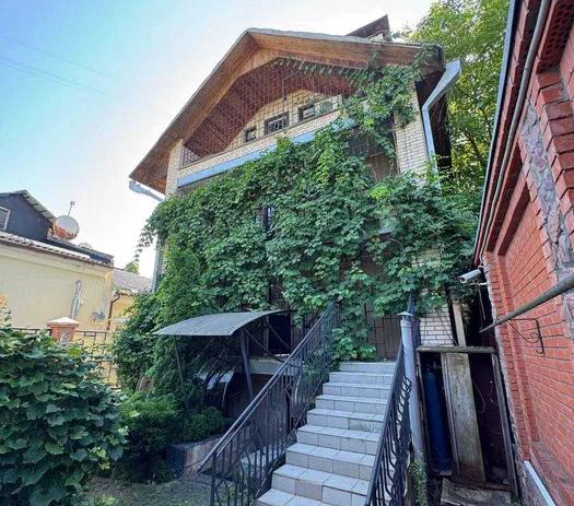 Добровільний продаж іпотечного майна у м. Києві, вул. Рилєєва (будинок та земельна ділянка).