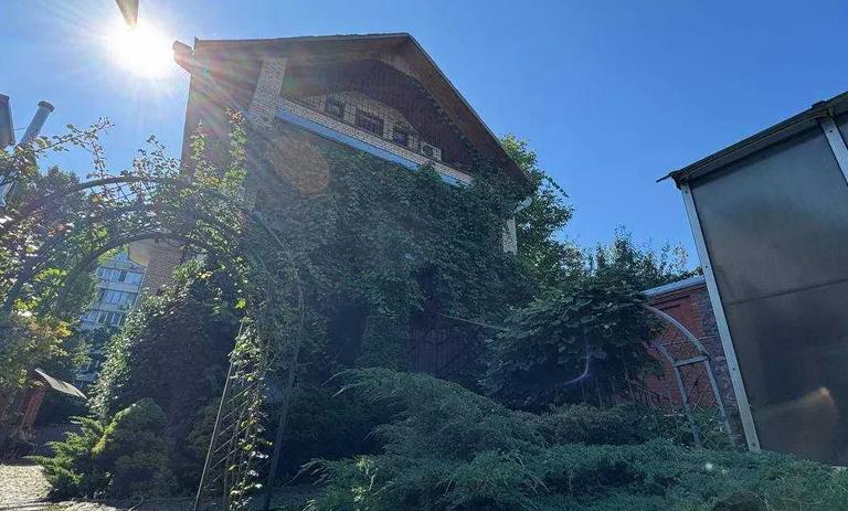 Добровільний продаж іпотечного майна у м. Києві, вул. Рилєєва (будинок та земельна ділянка).