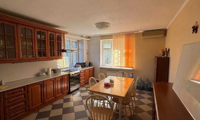 Добровільний продаж іпотечного майна у м. Києві, вул. Рилєєва (будинок та земельна ділянка).