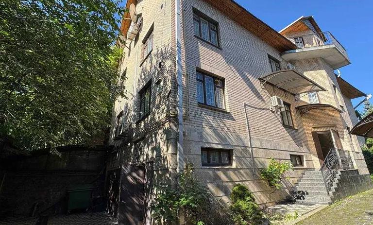 Добровільний продаж іпотечного майна у м. Києві, вул. Рилєєва (будинок та земельна ділянка).