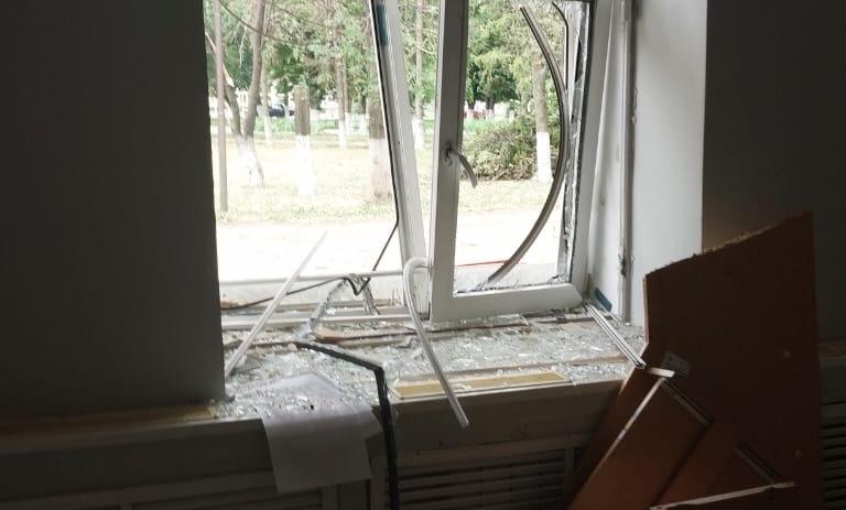 Нежитлова будівля в центрі селища Шевченкове Харківської області