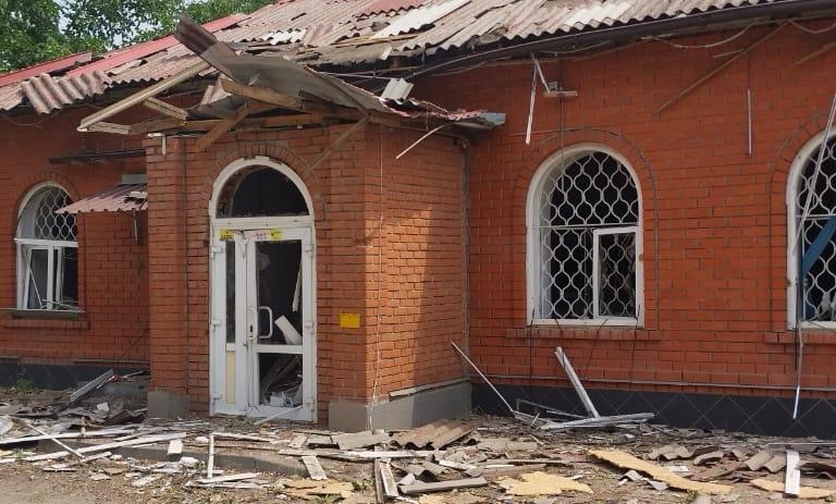Нежитлова будівля в центрі селища Шевченкове Харківської області