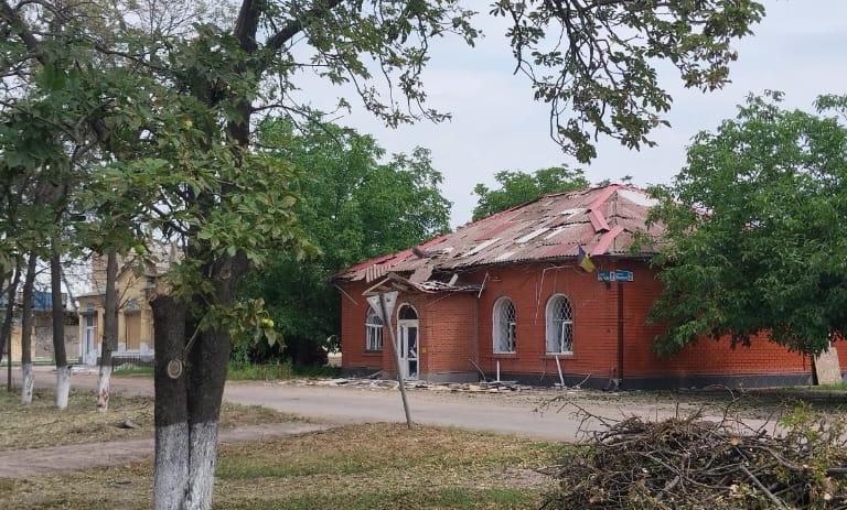 Нежитлова будівля в центрі селища Шевченкове Харківської області