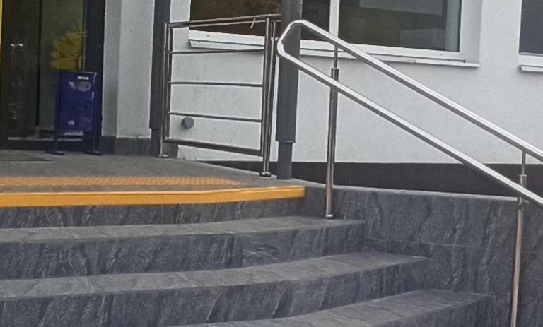 ДРУГИЙ ПОВЕРХ нежитлової будівлі, офісні приміщення в центрі м Виноградів