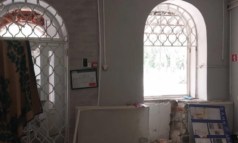 Нежитлова будівля в центрі селища Шевченкове Харківської області